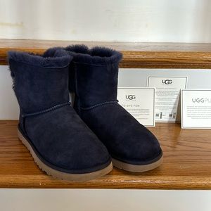 EUC Ugg women’s mini Bailey Bow corduroy blue size 8